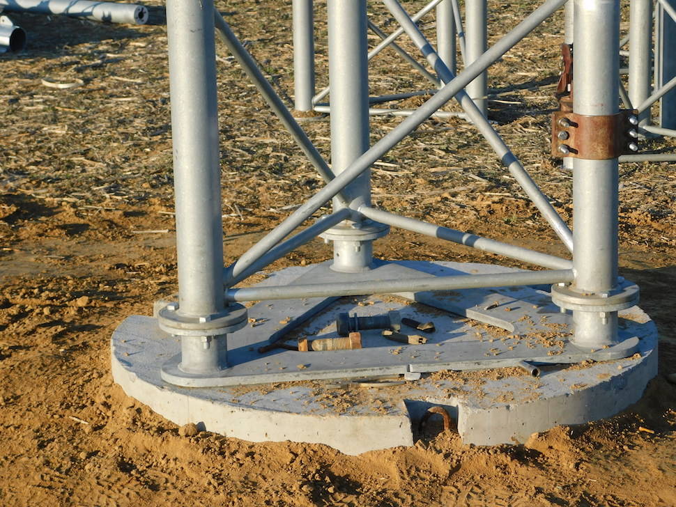 Das Fundament ist nach vier Stunden Arbeit im Boden verankert. Nun kann der Turm aufgebaut werden.