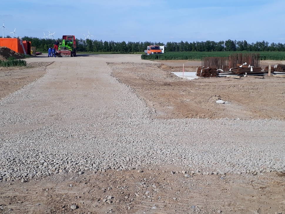 The concreting work is over. The paths are prepared. Everything is flat, there are no more mounds. Everything is tidied up for the next stage of construction and the crew of the steel tower.