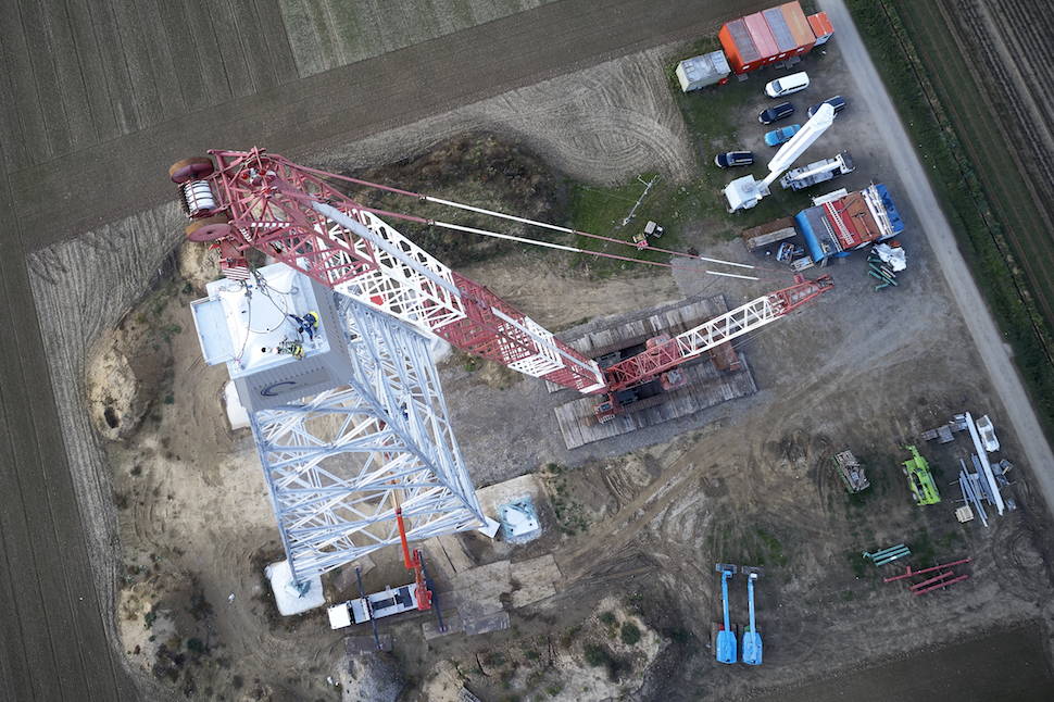 Spectacular high-altitude photo 3 - on the machine house, a worker releases the pulling lines.