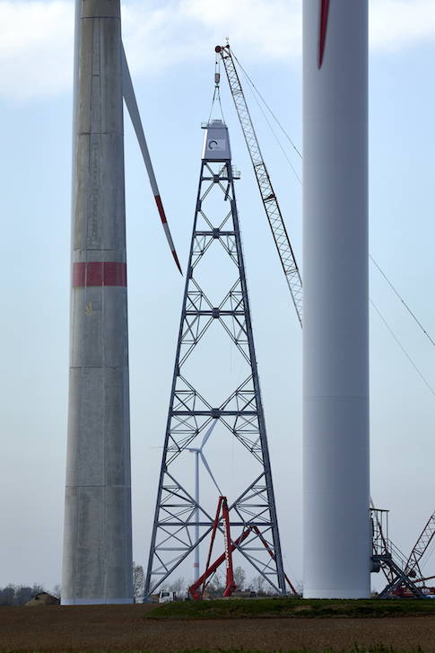 Turbine towers among themselves ...