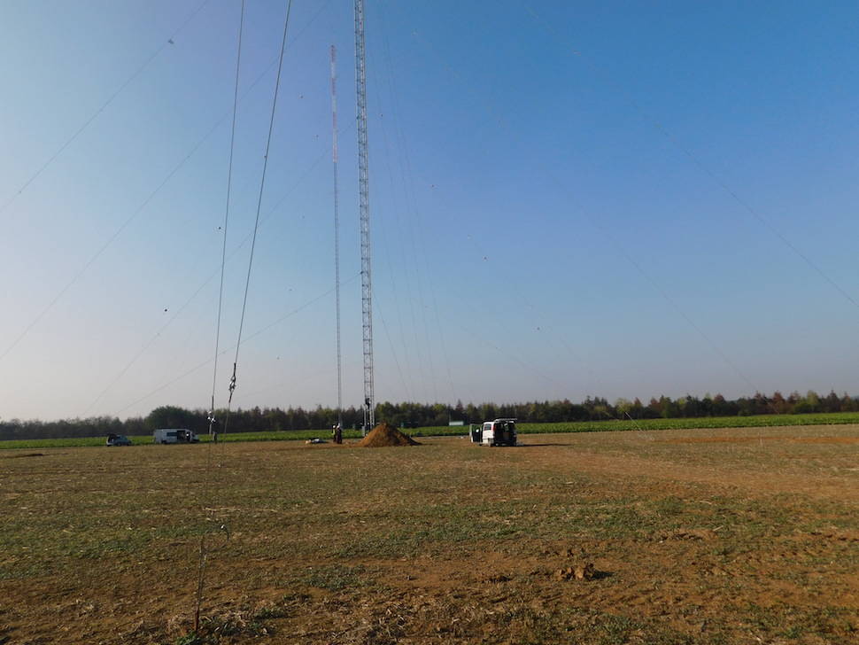 Nach drei Tagen steht der Turm. Im Hintergrund ist der permanente Windmessmast der windtest grevenbroich gmbh zu sehen. Er misst die Windverhältnisse für das gesamte Windtestfeld. 