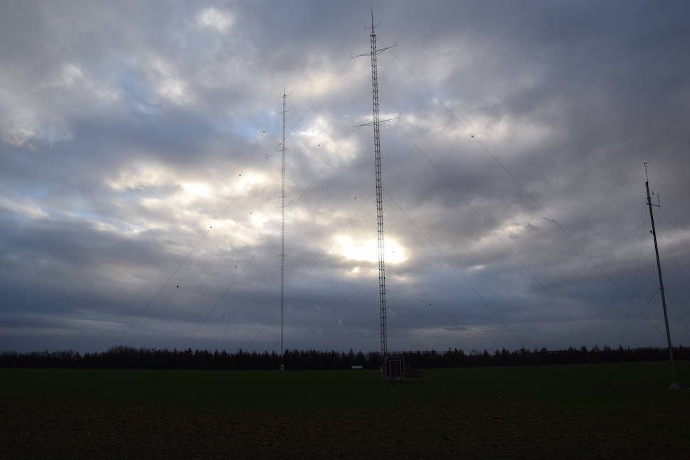 Der temporäre Windmessmast am Standplatz der zukünftigen Pilotanlage Vertical Sky® A 32.