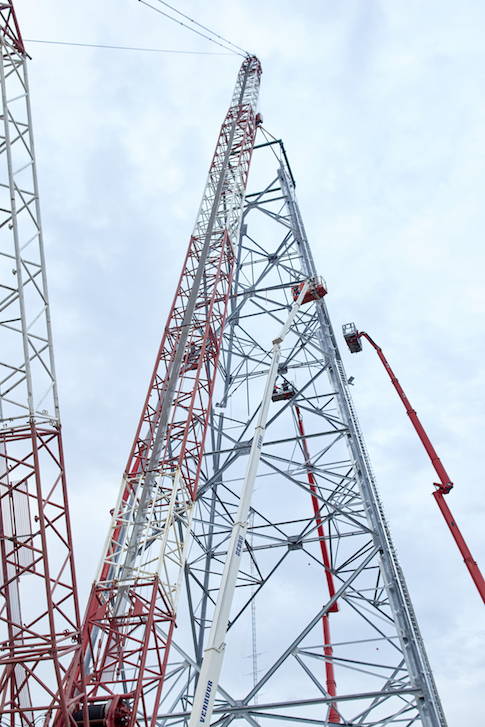 Der Turm ist verschraubt. Die Kollegen sind bereits gedanklich beim Zugtermin vom Maschinenhaus. 