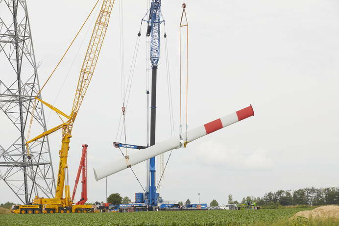 agilewindpower_fw_demontage-rotorblatt-_wie4143_1-692.jpg agilewindpower_fw_demontage-rotorblatt-_wie4143_1-692.jpg